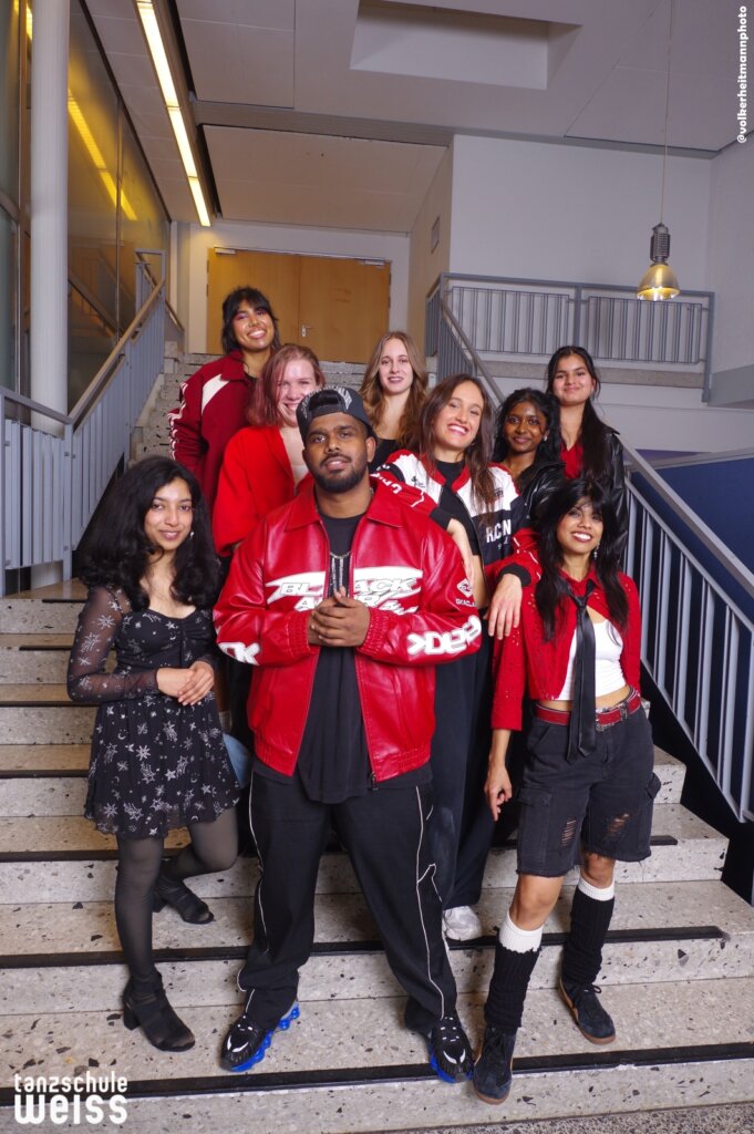 Abschlussball Dezember 2025 Tanzschule Weiss in Offenbach am Main TSW Abschlussball 12 25 Treppe 021
