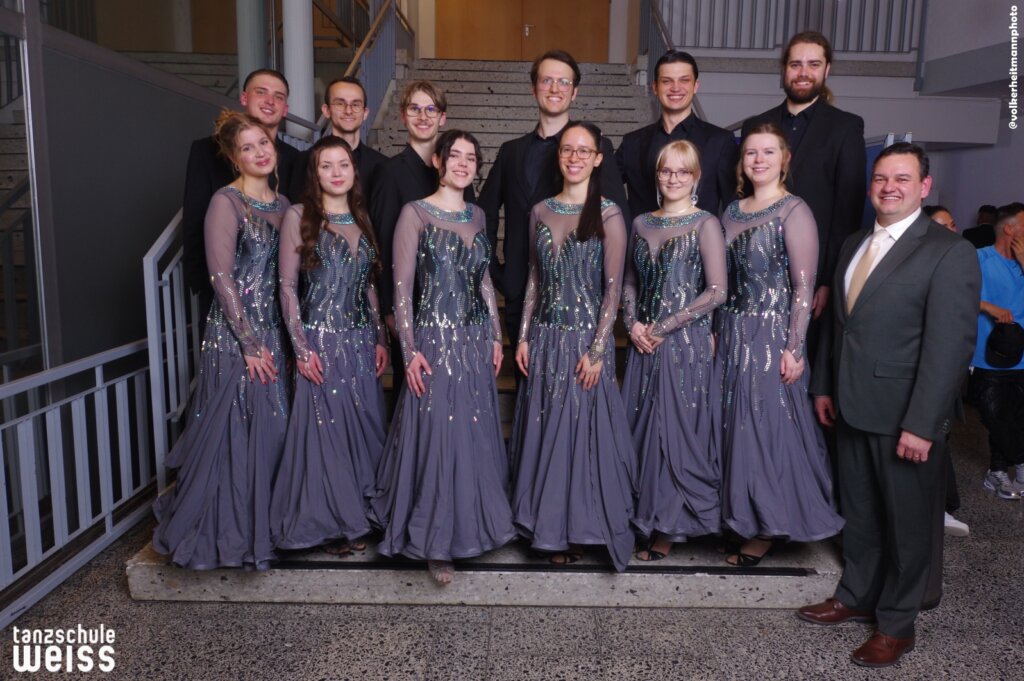 Abschlussball Dezember 2025 Tanzschule Weiss in Offenbach am Main TSW Abschlussball 12 25 Treppe 026