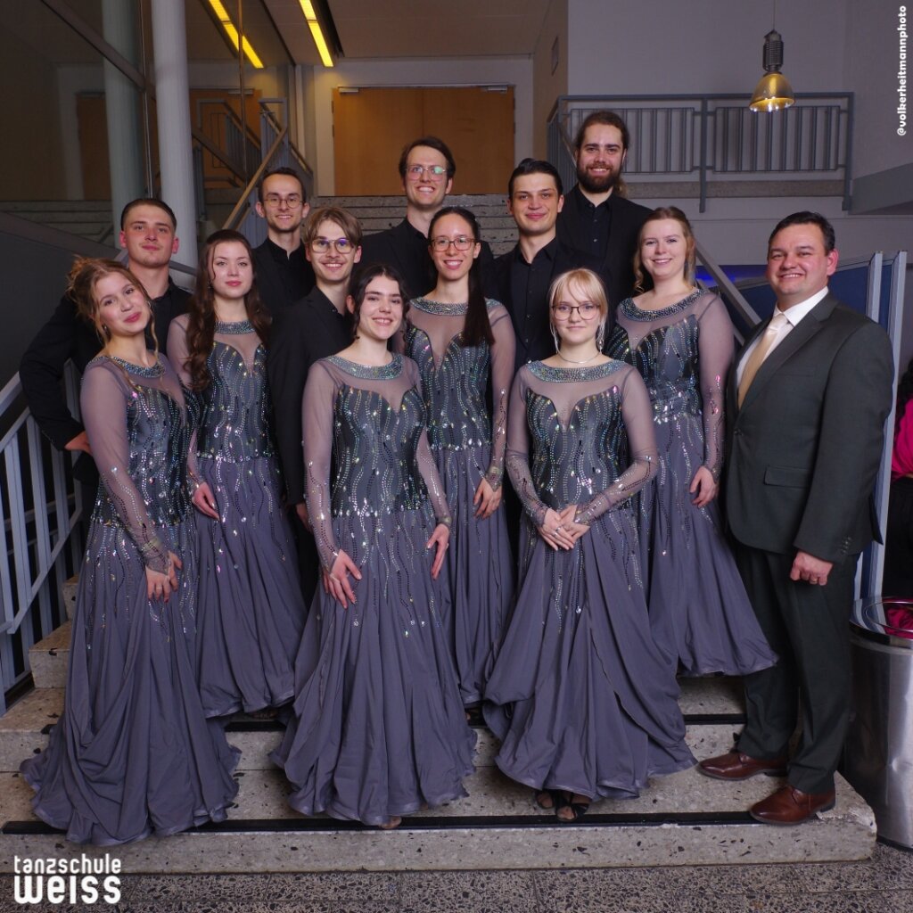 Abschlussball Dezember 2025 Tanzschule Weiss in Offenbach am Main TSW Abschlussball 12 25 Treppe 027