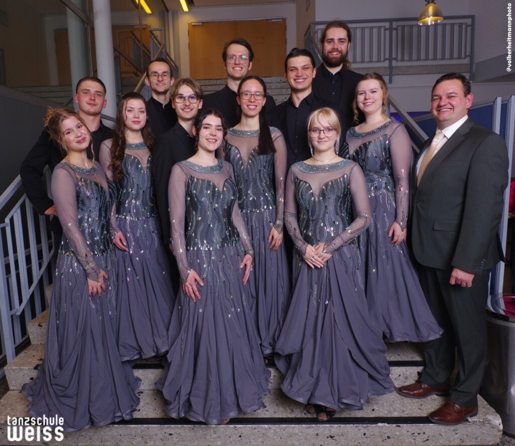 Abschlussball Dezember 2025 Tanzschule Weiss in Offenbach am Main TSW Abschlussball 12 25 Treppe 028